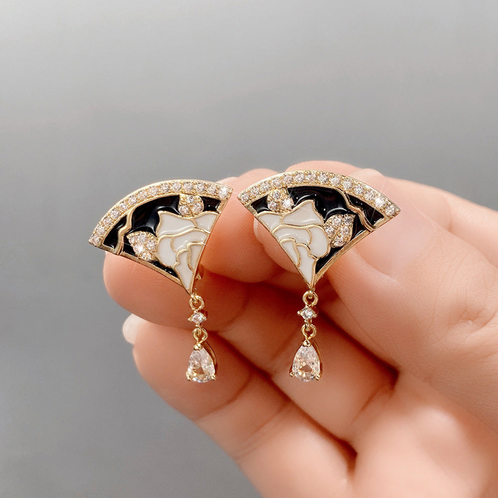 Éventail - Delicately Carved Fan Earrings