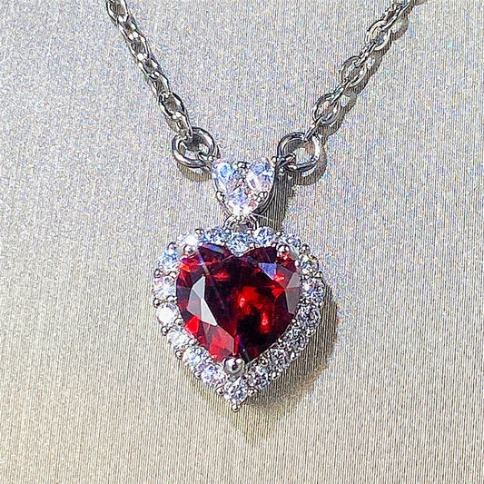 Écarlate - Red Heart Pendant Necklace