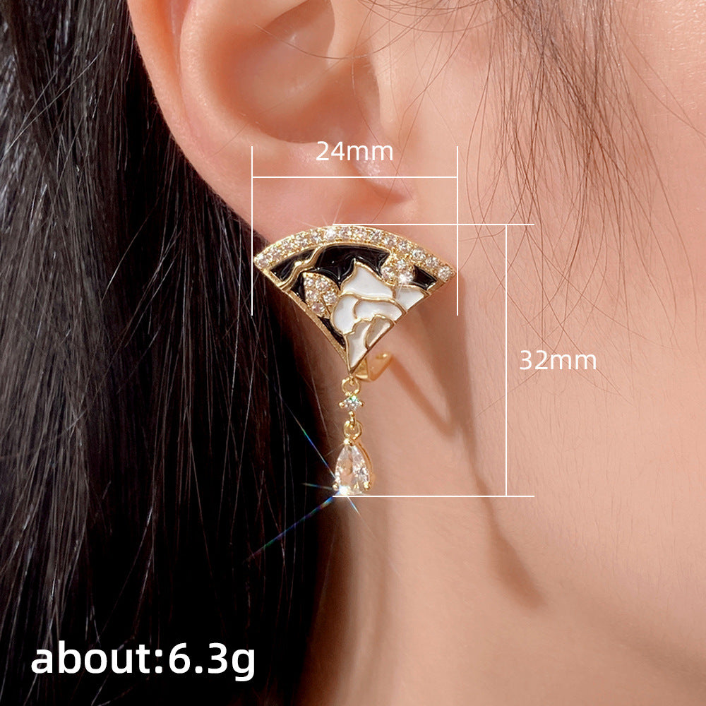 Éventail - Delicately Carved Fan Earrings
