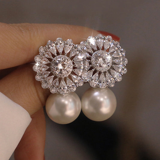 Délicat - Exquisite Pearly Flower Earrings