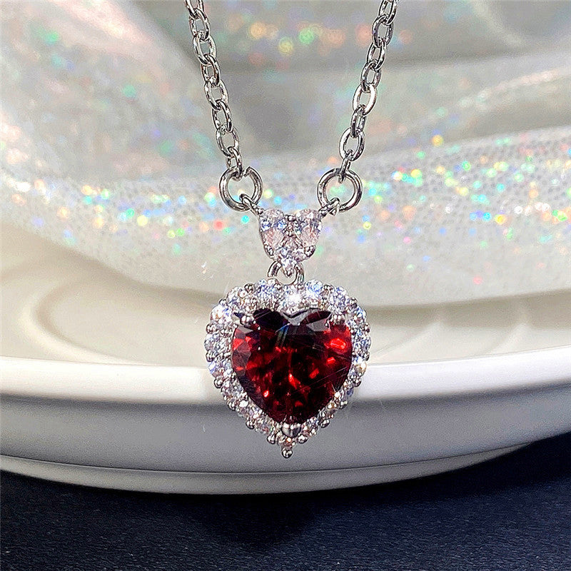 Écarlate - Red Heart Pendant Necklace